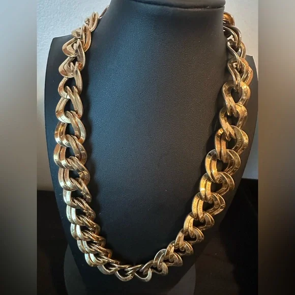 Vintage Monet gold tone chain necklace and clip-on earring set - Picture 3 of 10